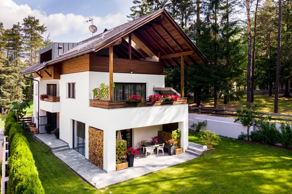 Традиционное шале в Итальянских Альпах, в живописной провинции Южный Тироль