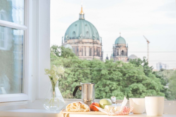 Предлагающая уникальные виды на собор и реку Шпрее квартира в Берлине