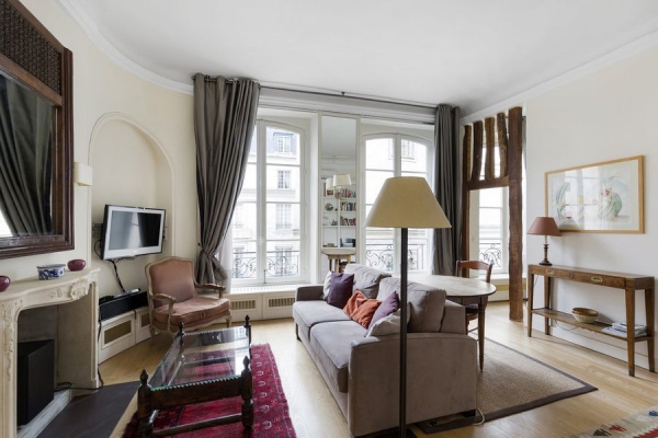 Наполненная естественным светом квартира в Париже, в популярном 5 округе
