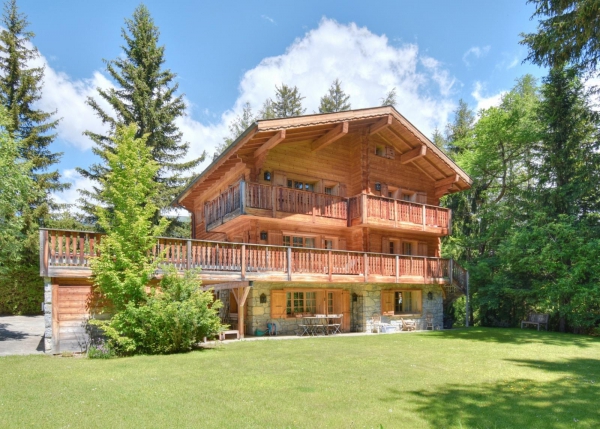 Окруженное идиллической и спокойной атмосферой шале в Швейцарских Альпах